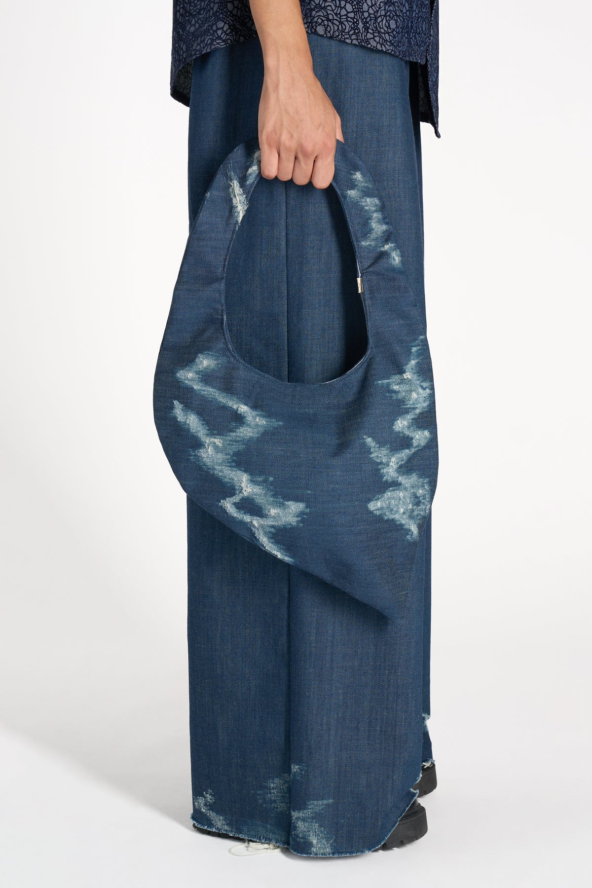 WING BAG IN DENIM CON LATO MOTIVO DISTRESSED ASTRATTO
