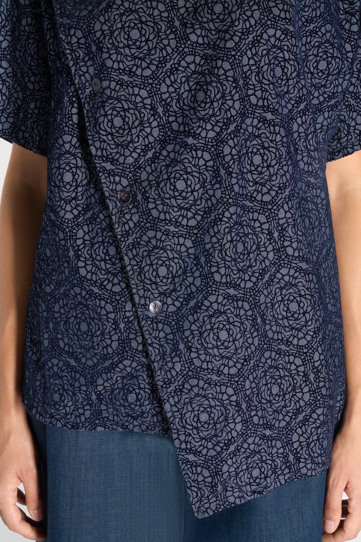 CAMICIA ASIMMETRICA IN CHAMBRAY FLOCCATO PATTERN GEOMETRICO