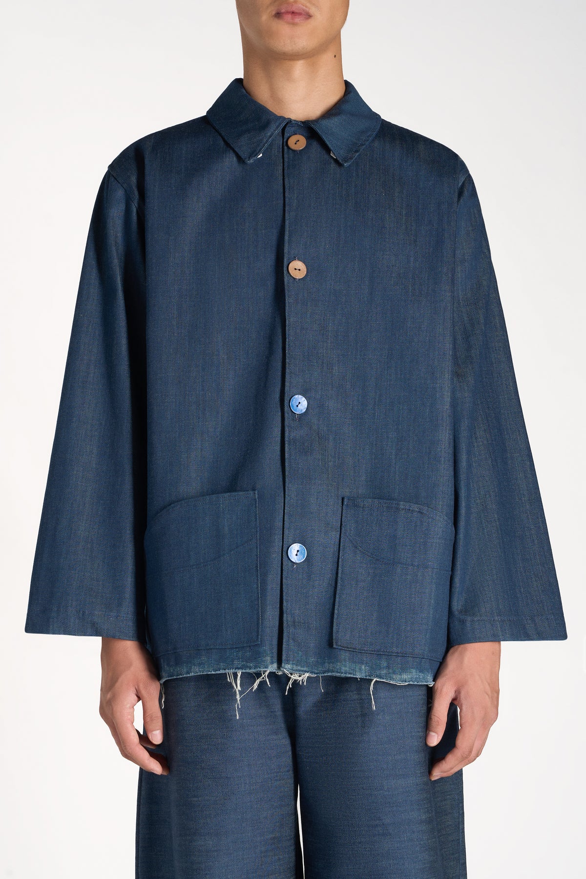 OVERSHIRT IN DENIM CON ORLO SFRANGIATO A MANO