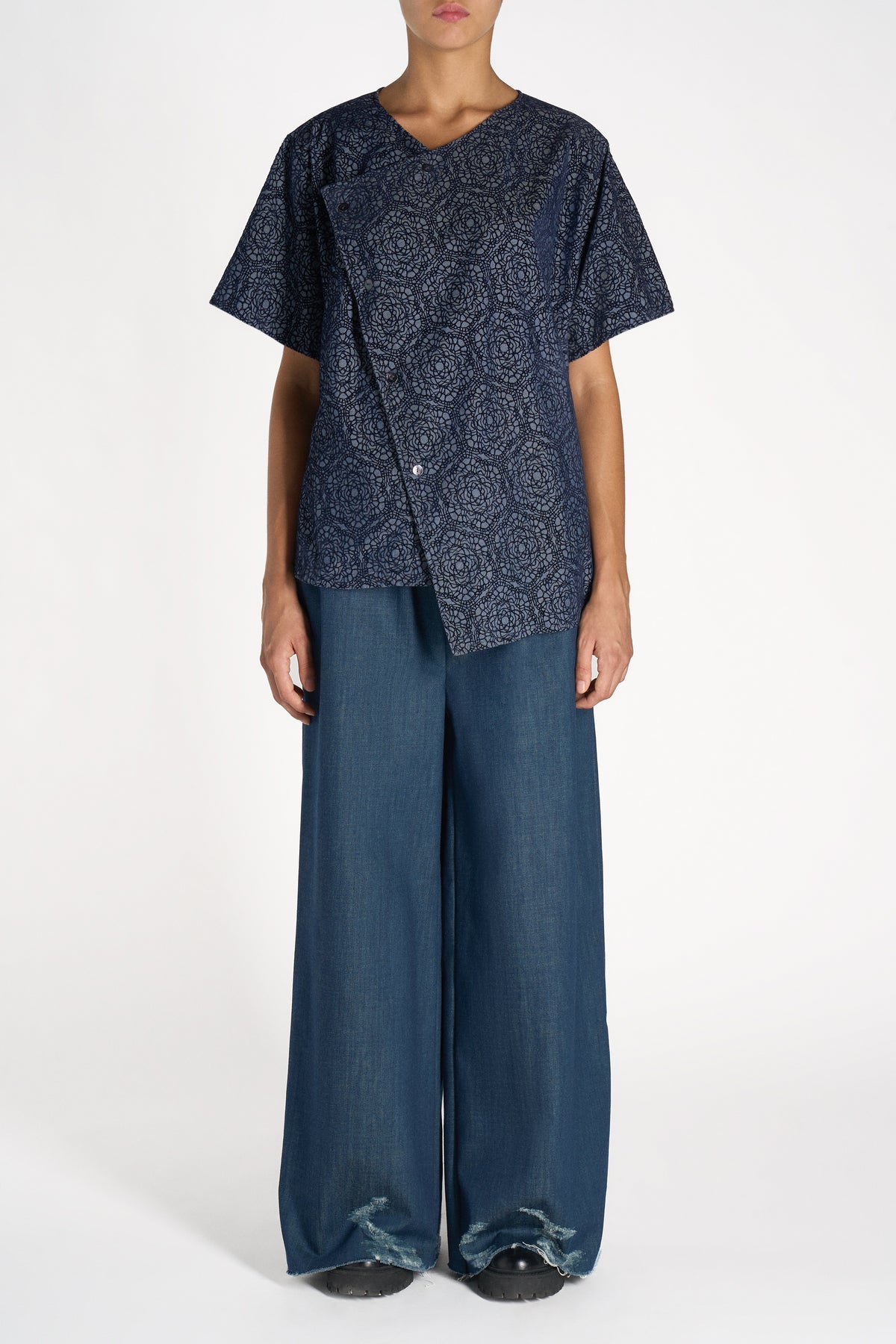 PANTALONI WIDE LEG IN DENIM CON MOTIVO DISTRESSED ASTRATTO