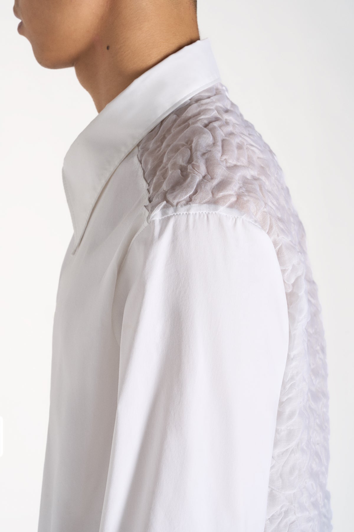 CAMICIA IN COTONE BIANCO CON RETRO IN ORANANZA TRIDIMENSIONALE