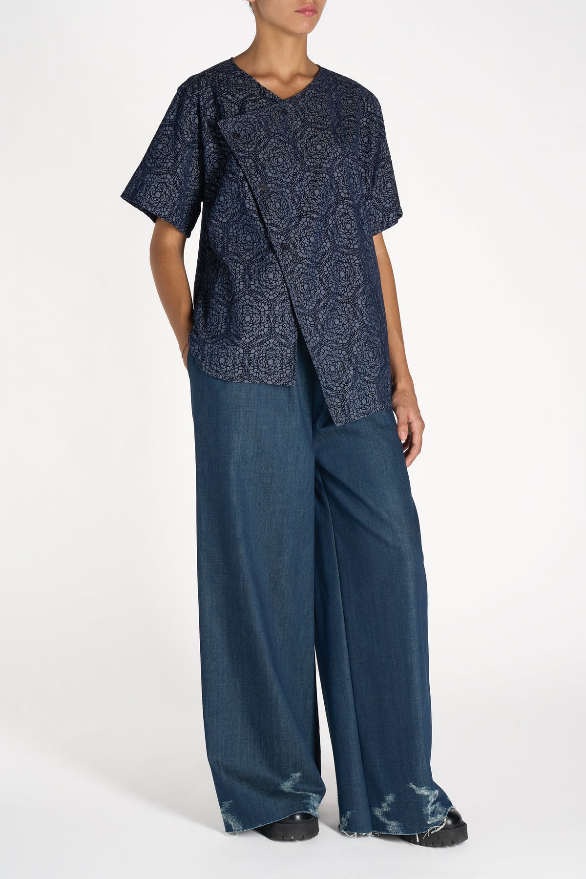 CAMICIA ASIMMETRICA IN CHAMBRAY FLOCCATO PATTERN GEOMETRICO
