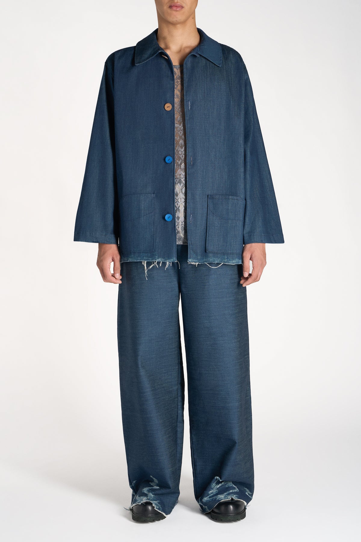 OVERSHIRT IN DENIM CON ORLO SFRANGIATO A MANO