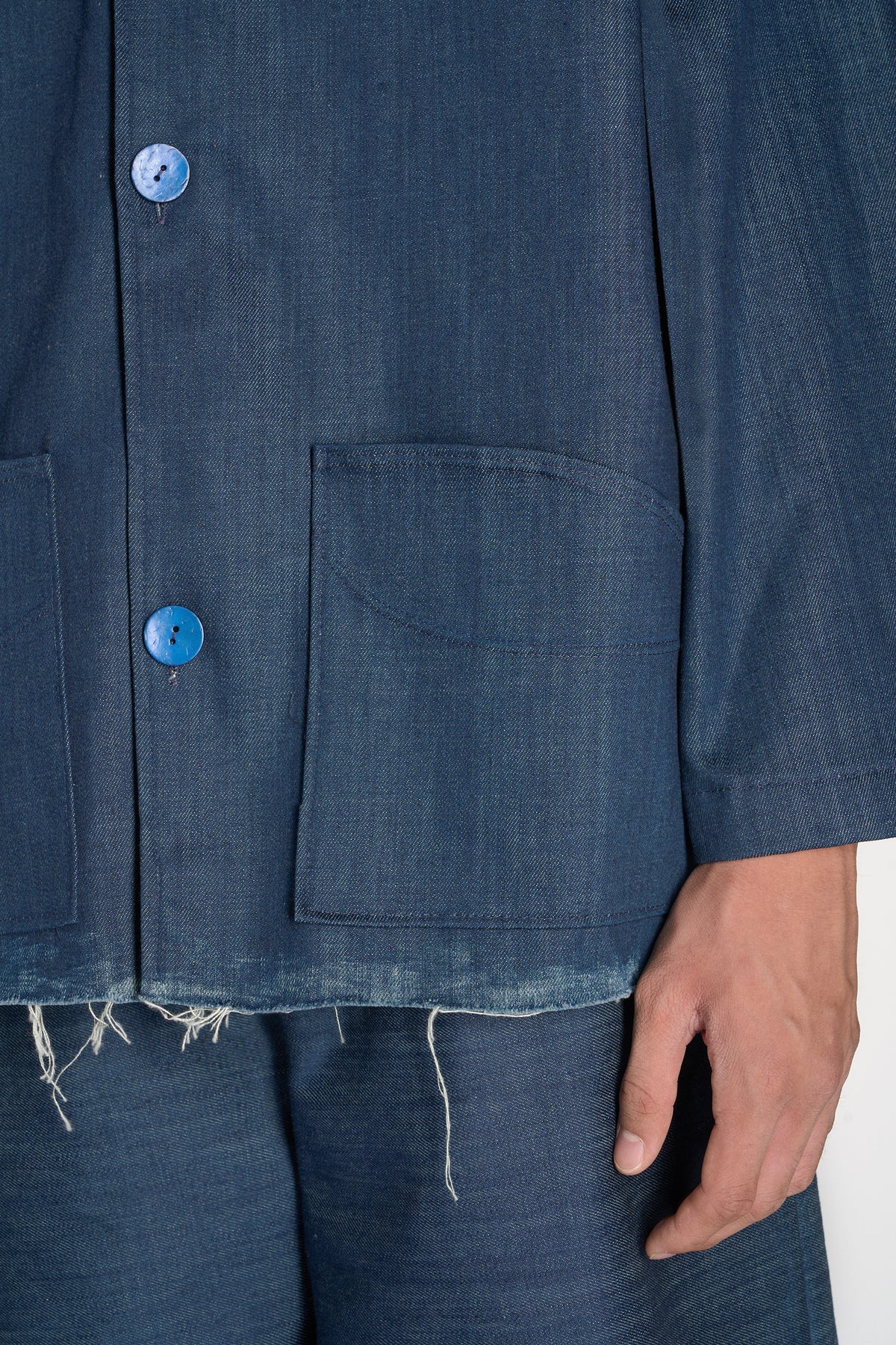 OVERSHIRT IN DENIM CON ORLO SFRANGIATO A MANO