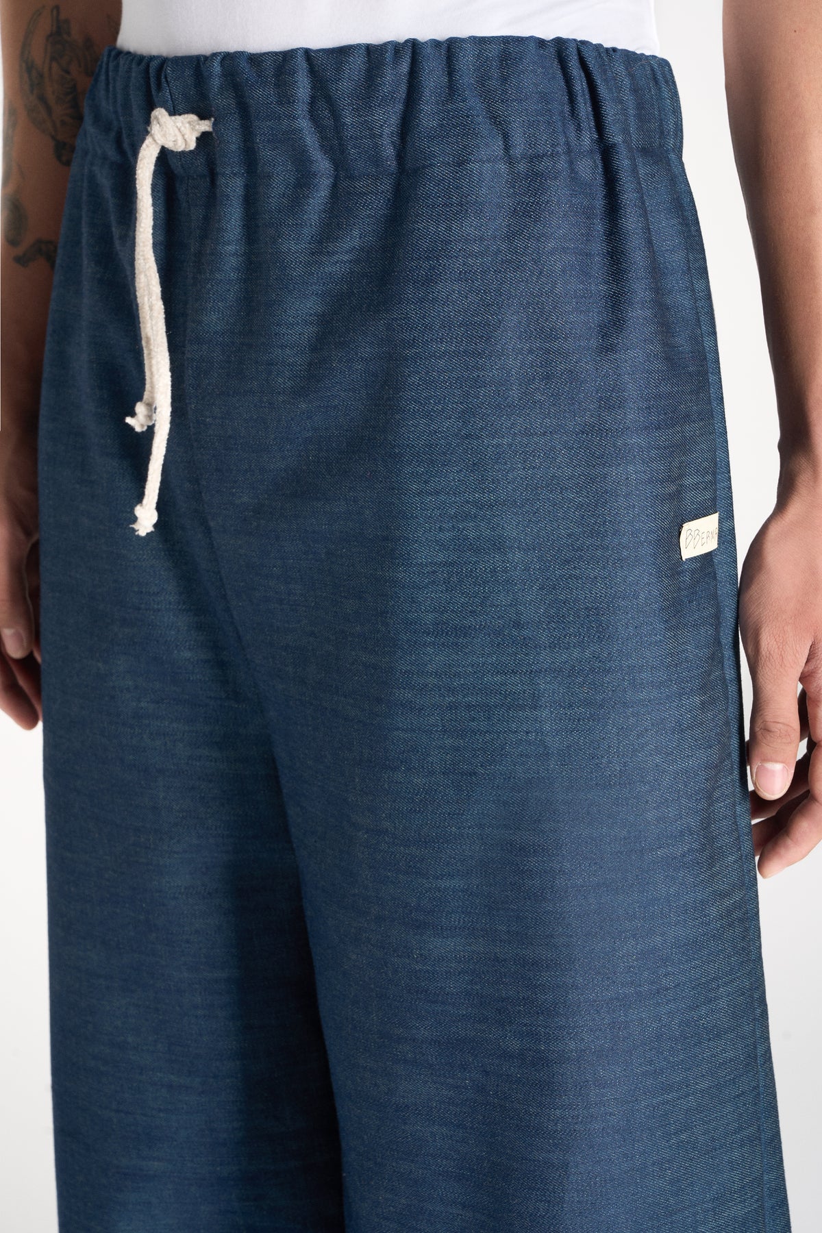 PANTALONI WIDE LEG IN DENIM CON MOTIVO DISTRESSED ASTRATTO